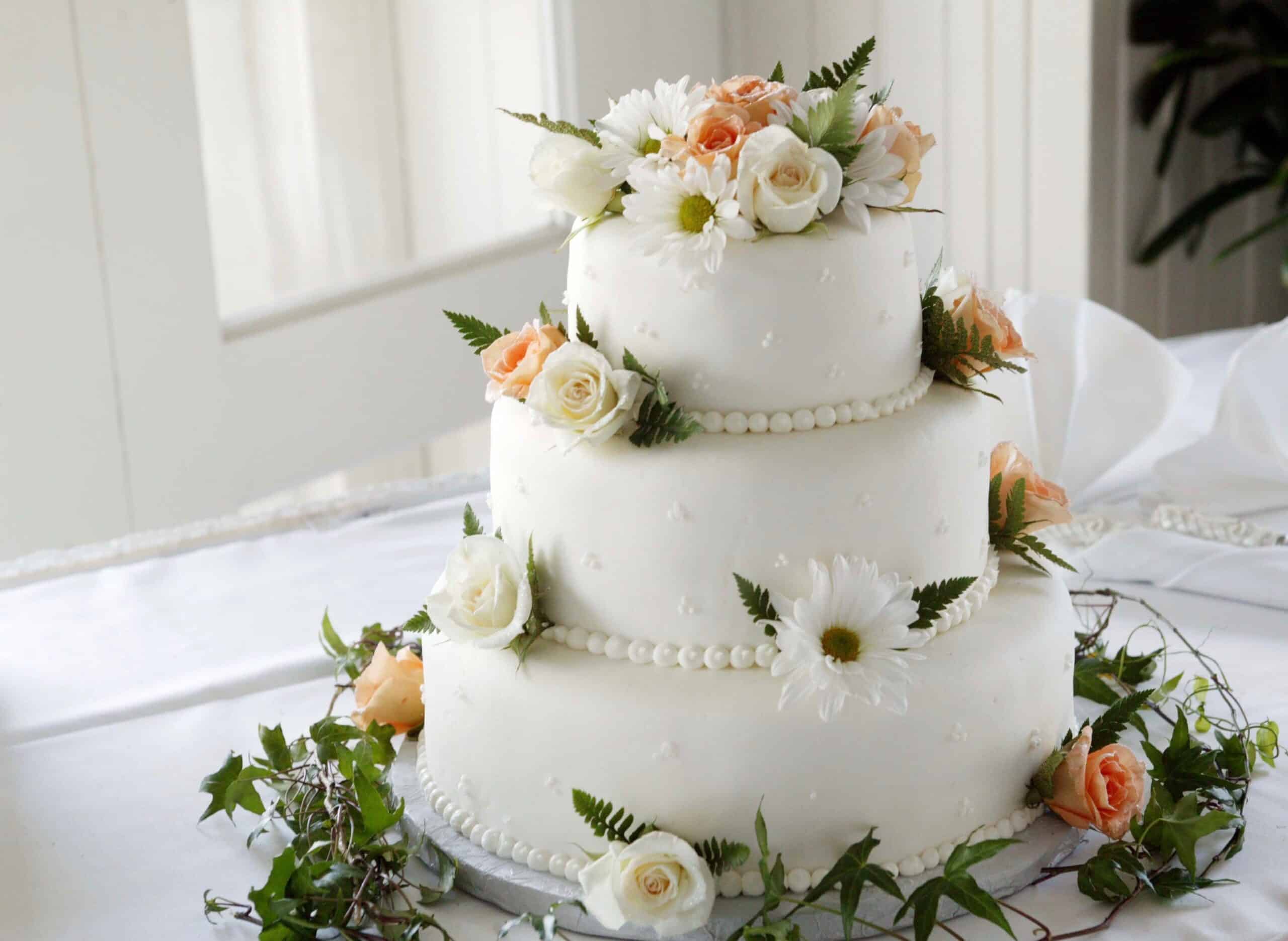 Bolo de casamento decorado com flores